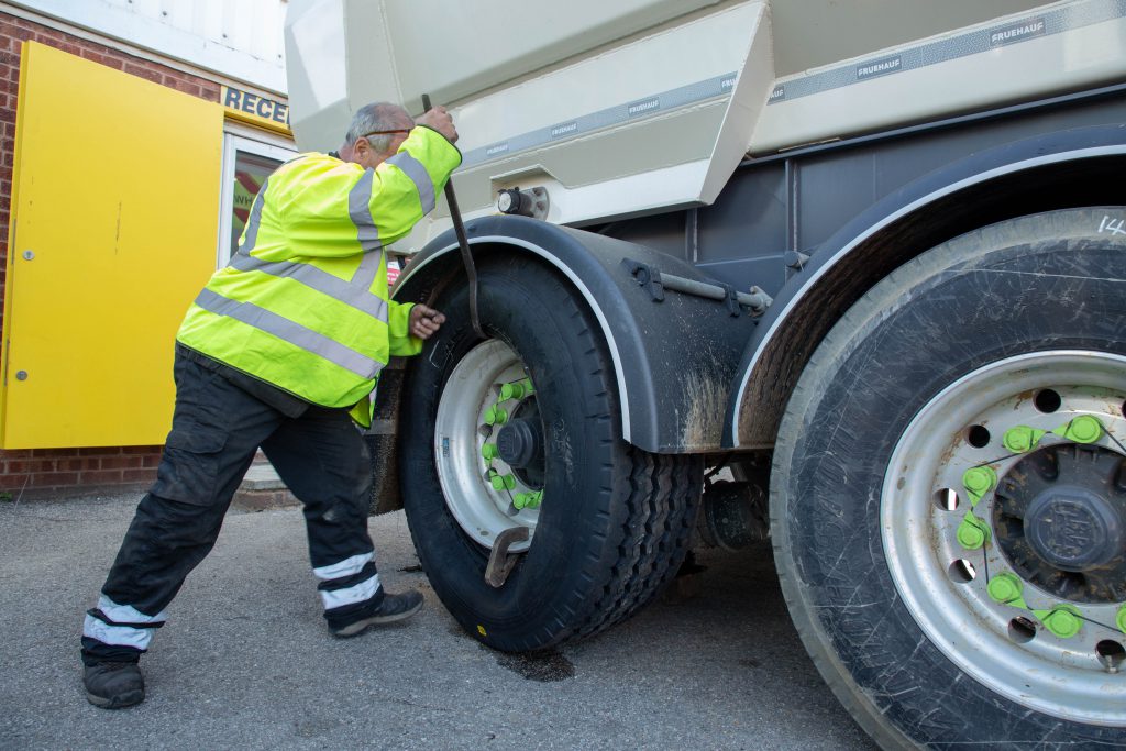 lorry tyre changing